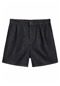 Shorts en denim foncé avec bouton à l'avant, zip, passants de ceinture, poches latérales et plis subtils sous la taille.