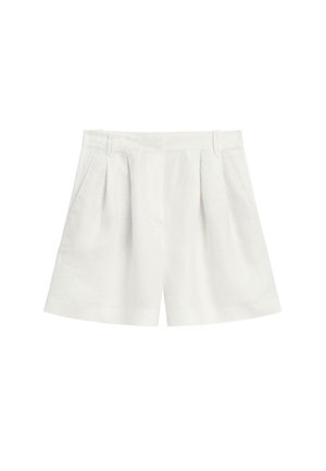 Witte shorts met hoge taille, plooien, zijzakken en ceintuurlussen, getoond op een effen witte achtergrond.