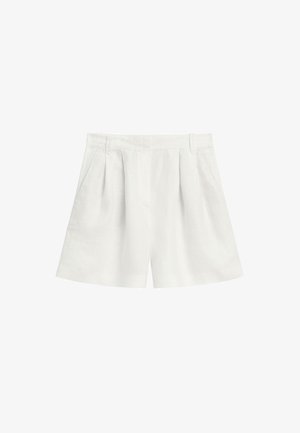 Witte shorts met hoge taille, plooien, zijzakken en ceintuurlussen, getoond op een effen witte achtergrond.