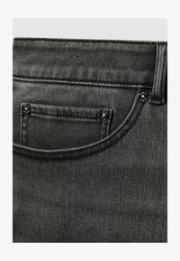 Selezionato, washed black