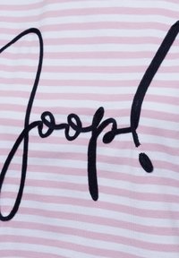 Roze en witte gestreepte stof met zwart geborduurde tekst die "Joop!" spelt, met een cursief ontwerp en een gestructureerde afwerking.