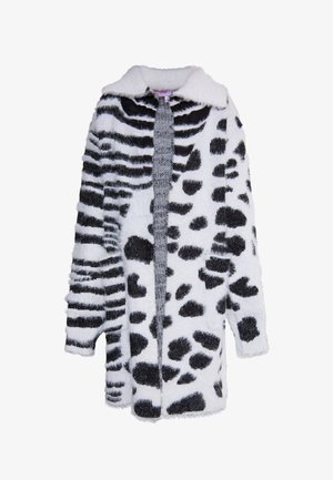 Bársonyos fehér kabát fekete tehénmintával és csíkozott mintákkal. Galléros kialakítás, texturált anyag és nyitott elülső rész. Hosszú ujjak.