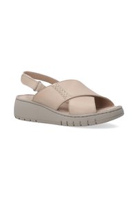 Beige leren slingback sandaal met kruislings ontwerp, gevoerde binnenzool en een chunky grijze zool met textuur voor grip.