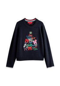 Marineblå sweater med et juletre-design, inklusiv farverige sløjfer, stjerner og teksten "Glædelig Jul." Rib strik ved ærmerne og halsen.