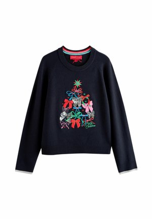 Marineblå sweater med et juletre-design, inklusiv farverige sløjfer, stjerner og teksten "Glædelig Jul." Rib strik ved ærmerne og halsen.
