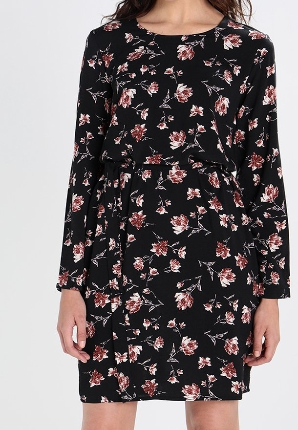 Černé květinové šaty s dlouhými rukávy, volného střihu, s kulatým výstřihem a staženým pasem, který je zvýrazněn červenými a bílými květinovými vzory.