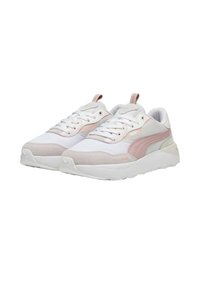 Baskets blanches de sport avec détails roses, en mesh et daim, col rembourré, lacets plats et semelle extérieure en caoutchouc texturée.