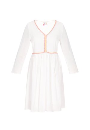 Biała sukienka z dekoltem w kształcie litery V, długimi rękawami i marszczoną talią. Posiada różowe plecione detale wzdłuż dekoltu i talii. Gładka tekstura.