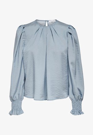 Blouse en satin bleu clair avec manches longues bouffantes, poignets froncés, plis à l'avant et petite ouverture boutonnée au dos du col.