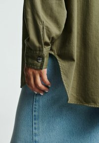 Next Užsagstoma palaidinė - khaki green
