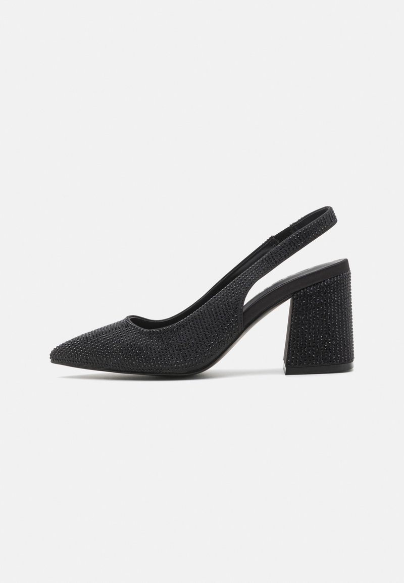 Escarpins noirs à bride arrière avec talons hauts, bouts pointus, tige texturée ornée de petits cristaux et talons épais embellis de strass.