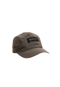 Gorra marrón con un tejido texturizado, ala curvada y un parche rectangular negro en la parte frontal con texto blanco.