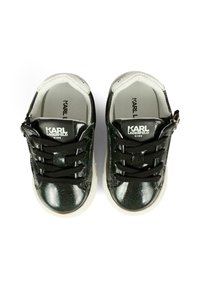 Czarne, błyszczące sneakersy z białymi akcentami, z zamkiem błyskawicznym z boku i sznurowadłami. Logo "KARL LAGERFELD KIDS" na języku. Skórzane wykończenie o fakturze.