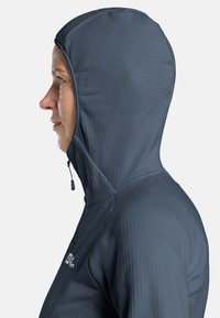 Veste à capuche gris foncé, dotée d'un tissu texturé, d'un design épuré et d'une capuche ajustable avec un tirant pour un maintien sécurisé.