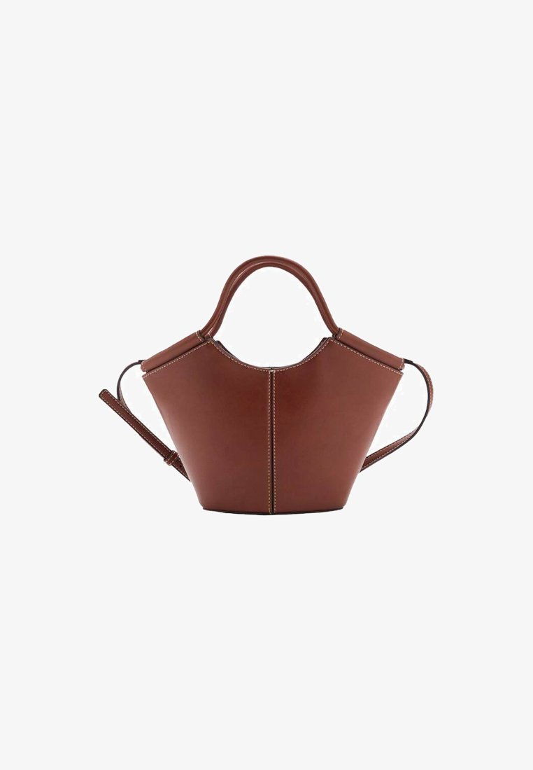 Bolso de piel marrón con forma cónica, asas resistentes y costuras blancas en contraste. Cuenta con una correa de hombro desmontable para mayor versatilidad.
