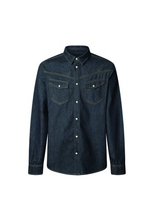 Dunkelblaue Jeanshemd mit langen Ärmeln, spitzem Kragen, zwei Fronttaschen, weißen Knöpfen und kontrastierendem gelben Nähten.