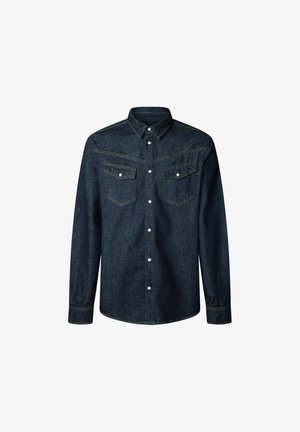 Tamnoplavi traper košulja s dugim rukavima, oštrim ovratnikom, dva prednja džepa, bijelim gumbima i kontrastnim žutim šavovima.