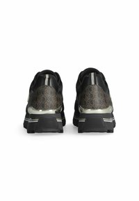 Scarpe sportive nere con uno sfondo marrone scuro a motivo, dettagli argentati metallici e una suola testurizzata. Presentano una striscia riflettente sul tallone.