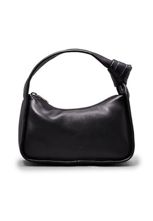 Černá kožená kabelka s oblým tvarem a uzlovým detailem na popruhu. Obsahuje zipové uzavření a embosované logo na přední straně.