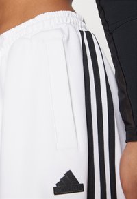 adidas Sportswear FUTURE ICONS THREE STRIPES PARACHUTE PANT - Treniņtērpa apakšdaļas - white