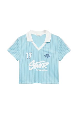 Hellblaues, kurz geschnittenes Polohemd mit weißen Nadelstreifen, weißem Kragen, der Nummer 17, einem Globus-Emblem und dem Schriftzug "Swit Argentina" vorne.