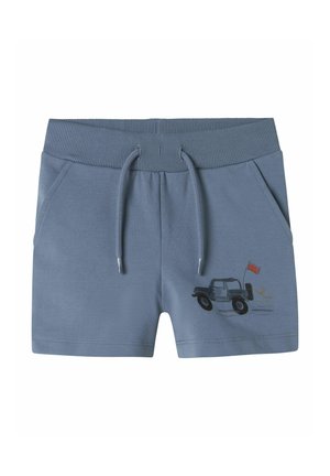 Blaue Baumwollshorts mit geripptem Bund, Kordelzugverschluss, seitlichen Taschen und einem bedruckten Jeep-Design mit einer Flagge an der Seite.