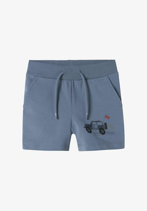 Siniset puuvillashortsit, joissa on ribbikangastaskulipas, nauhakiristys, sivutaskut ja painettu jeepin kuvio, jossa on lippu sivussa.