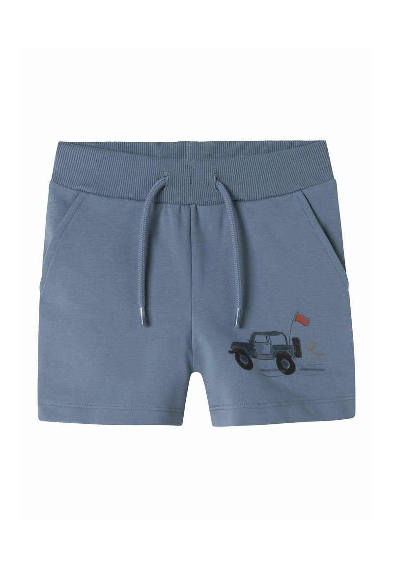 Pantaloni corti in cotone blu con una vita a coste, chiusura con cordoncino, tasche laterali e una fantasia di jeep stampata con una bandiera sul lato.