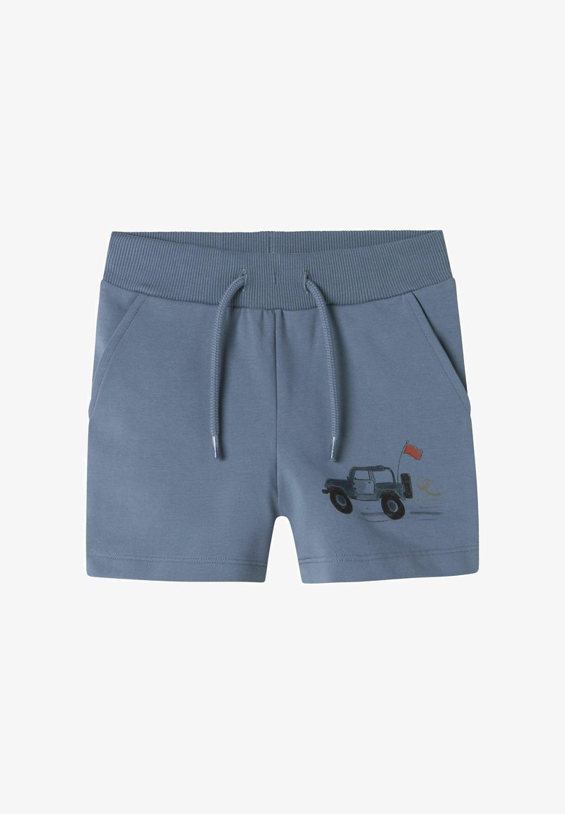 Pantaloni corti in cotone blu con una vita a coste, chiusura con cordoncino, tasche laterali e una fantasia di jeep stampata con una bandiera sul lato.