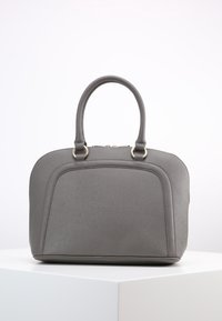 Borsa grigia con una forma strutturata, dotata di manici doppi, superficie testurizzata e dettagli di cucitura sottili. Accenti in hardware argentato.