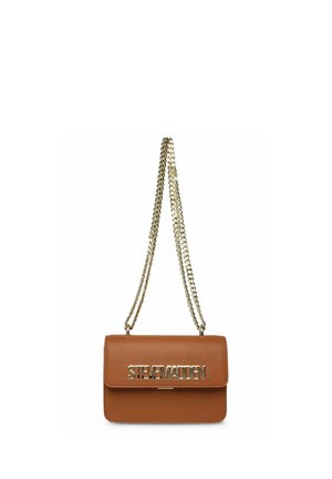 Bruine leren crossbodytas met gouden kettingriem en groot gouden "Steve Madden" logo op de voorsnap.