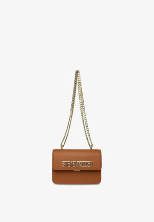 Braune Leder-Umhängetasche mit goldener Kettenriemen und großem goldenem "Steve Madden" Logo auf der Vorderklappe.