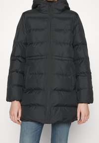 Černá péřová bunda s kapucí, zapínání na zip, žebrované manžety a boční kapsy; prošívaný vzor přidává texturu.