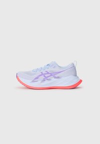 Zapatilla de running azul claro con acentos morados, parte superior de malla para transpirabilidad, media suela rosa y suela texturizada para agarre.