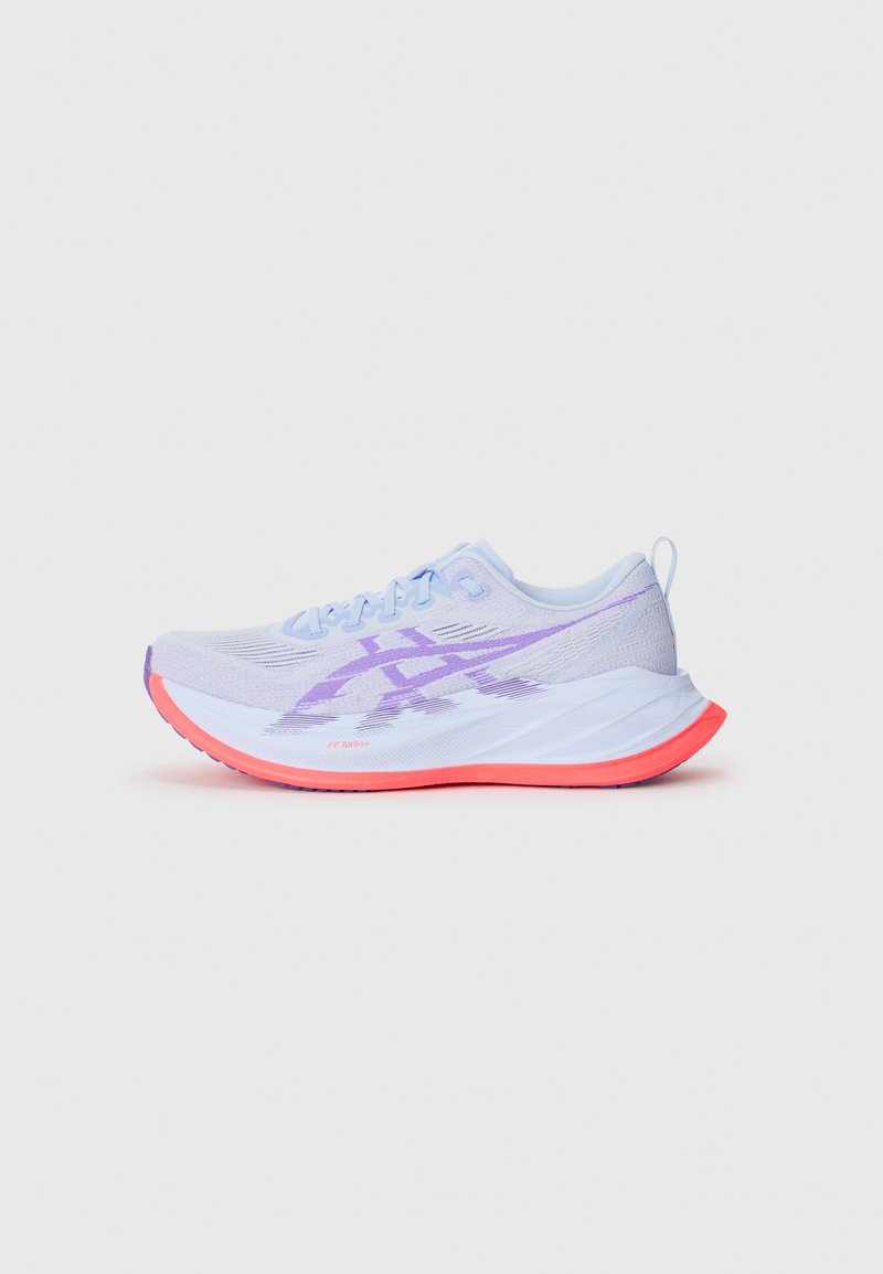 Zapatilla de running azul claro con acentos morados, parte superior de malla para transpirabilidad, media suela rosa y suela texturizada para agarre.