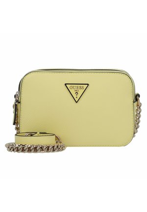 Borsa a tracolla gialla con texture, dotata di una catena dorata per la spalla e una placca logo triangolare nera sul fronte. Chiusura con zip sulla parte superiore.