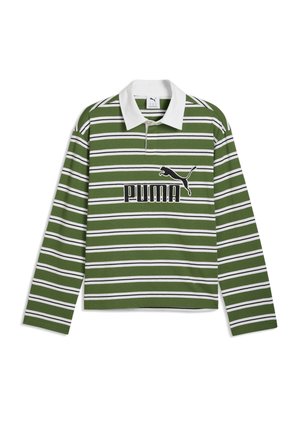Grøn og hvid horisontalt stribet langærmet poloshirt med hvid krave samt sort Puma-logo og tekst midt på fronten.