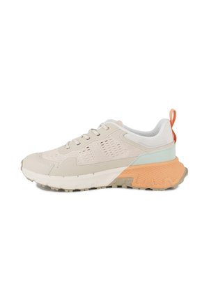 Chaussure de sport beige avec superpositions en mesh et synthétique, une semelle épaisse orange, des accents bleu clair et une languette arrière. Semelle extérieure texturée pour une meilleure adhérence.
