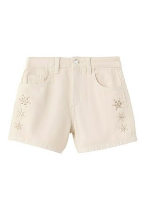 Short en jean couleur crème avec poches avant, passants pour ceinture, fermeture par bouton et clous décoratifs circulaires en forme de fleurs sur les deux cuisses.