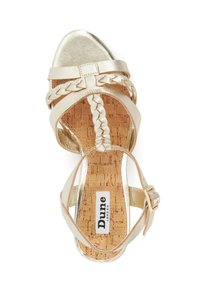 Gouden strappy sandaal met een gevlochten ontwerp, kurken inlegzool en een metallic afwerking. Beschikt over een verstelbare enkelband en een vierkante neus.