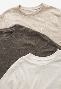 Tre t-shirt casual in beige chiaro, crema e marrone scuro; realizzate in tessuto texturizzato con colli a giro e piccoli dettagli con logo.