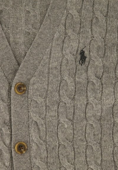 Grijze kabelgebreide cardigan van textuurwol, met een V-hals, twee bruine knopen en een zwart logo aan de linkerkant.