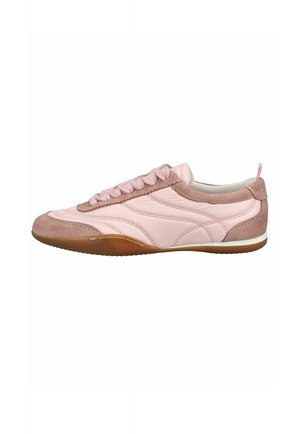 Hellrosa Sneaker mit Wildlederakzenten, Schnürsenkeln im Seilstil und einer Gummisohle, von der Außenseite auf weißem Hintergrund gezeigt.