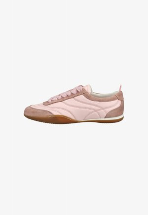 Deportiva de color rosa claro con detalles de ante, cordones estilo cuerda y suela de goma, mostrada desde el lado exterior sobre un fondo blanco.