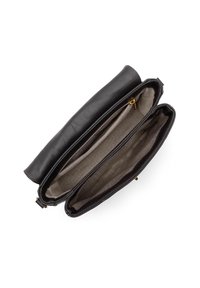 Pochette en cuir noir ouverte pour montrer un intérieur beige avec deux compartiments et une poche zippée. Accentuée de quincaillerie dorée.