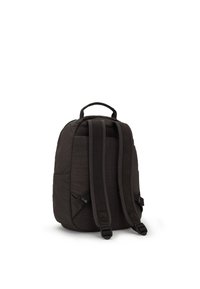 Sac à dos noir en tissu texturé, doté de bretelles rembourrées réglables, d'une poignée supérieure et de poches latérales pour le rangement.