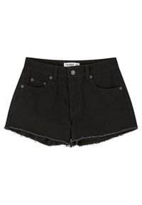 Pantalones cortos de mezclilla negra con dobladillo deshilachado, diseño de cinco bolsillos y cierre de botón metálico. Textura suave y silueta ajustada.