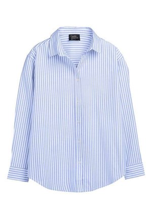 Chemise à manches longues avec des rayures verticales bleu clair et blanches, col pointu et poignets boutonnés.