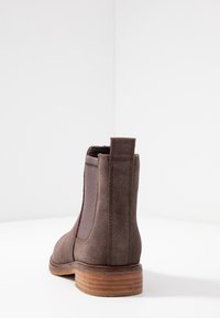 Clarks Kotníková obuv - taupe