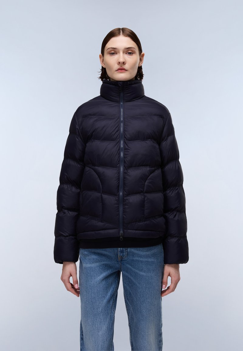Giacca a vento blu navy con colletto alto, dotata di chiusura con zip e design trapuntato. Tessuto morbido e liscio con orlo inferiore elasticizzato.